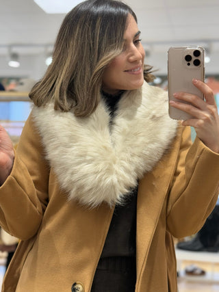 Estola pelo sintético beis - Alalá Moda Mujer