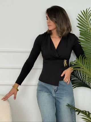 Top negro con broche dorado| Elisa