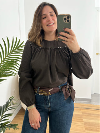 Blusa tachuelas marrón | Mery - Alalá Moda Mujer