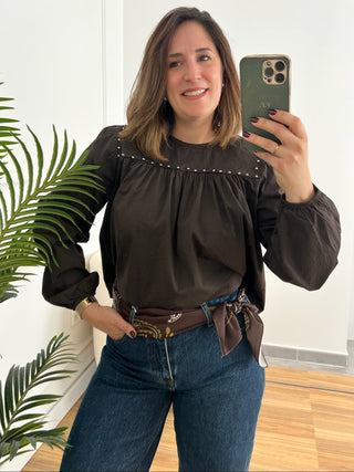 Blusa tachuelas marrón | Mery - Alalá Moda Mujer